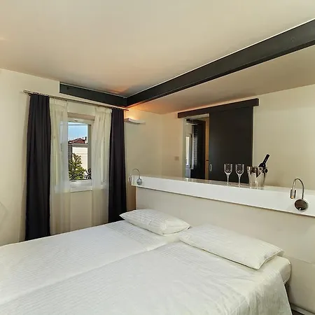 La Porta Luxury בית הארחה 4*