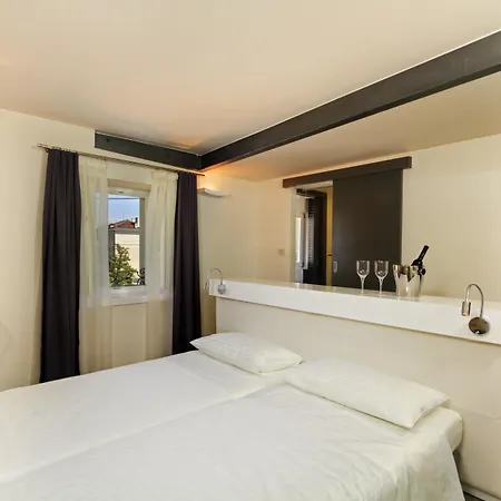 La Porta Luxury בית הארחה 4*